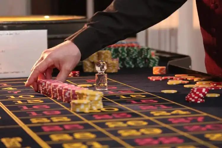 Live casino dealer table on tj777